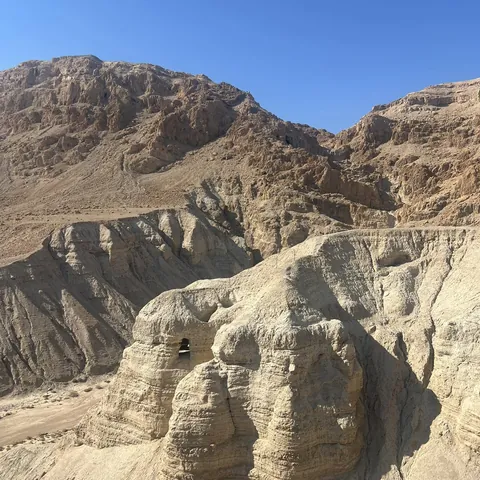 Groty w Qumran nad Morzem Martwym