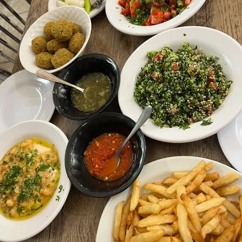 Śniadanie na Starym Mieście w Jerozolimie: hummus, falafel, tabule