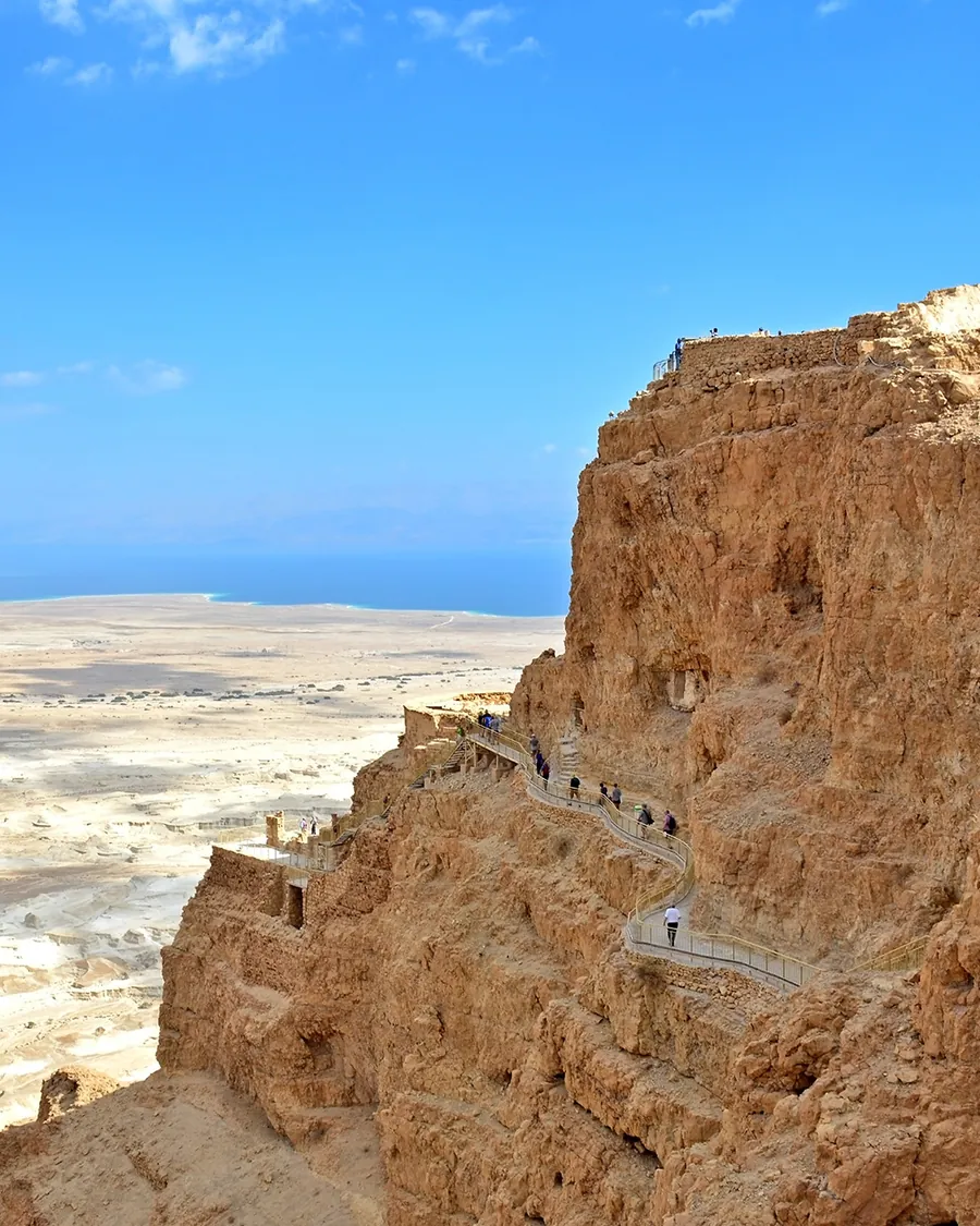 Skalne zbocze twierdzy Masada, w dole pustynia i Morze Martwe