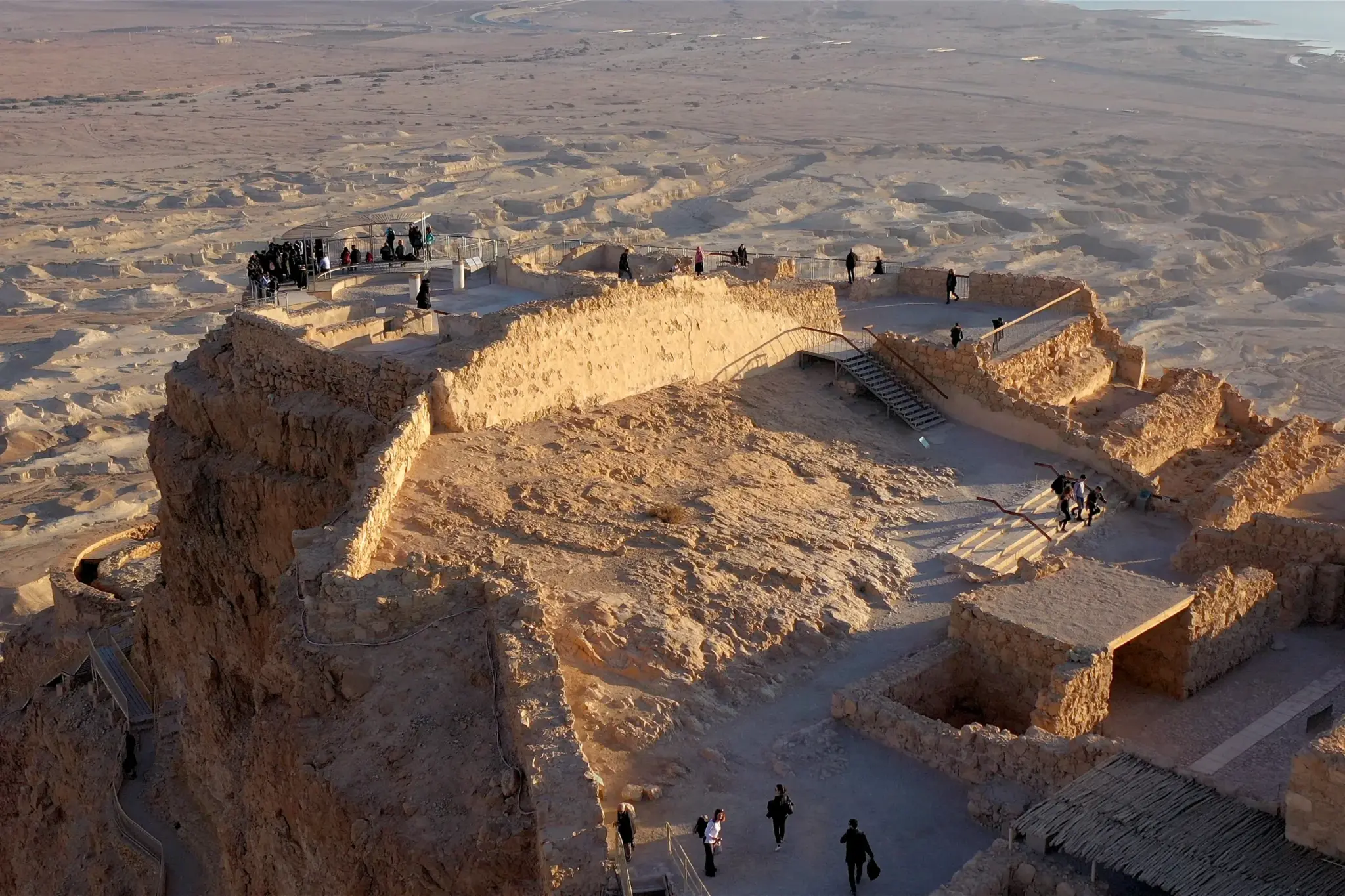 Ruiny twierdzy Masada z lotu ptaka, w tle pustynia